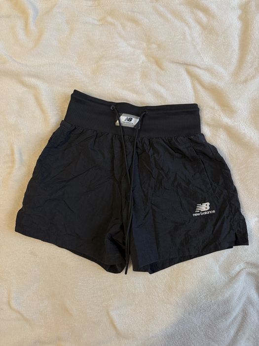 Жіночі шорти new balance