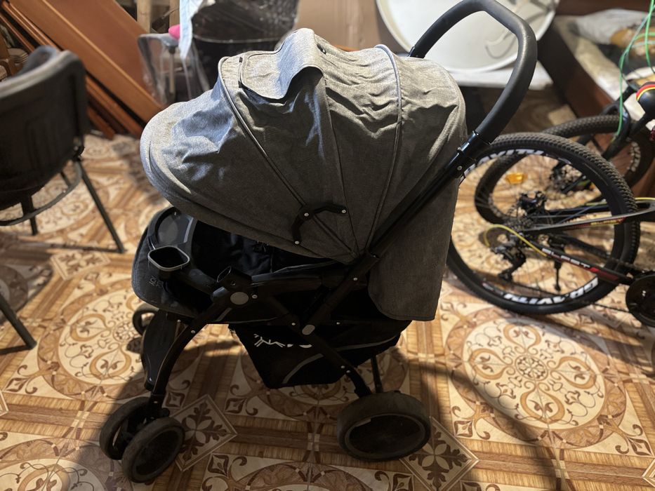Прогулочна коляска
