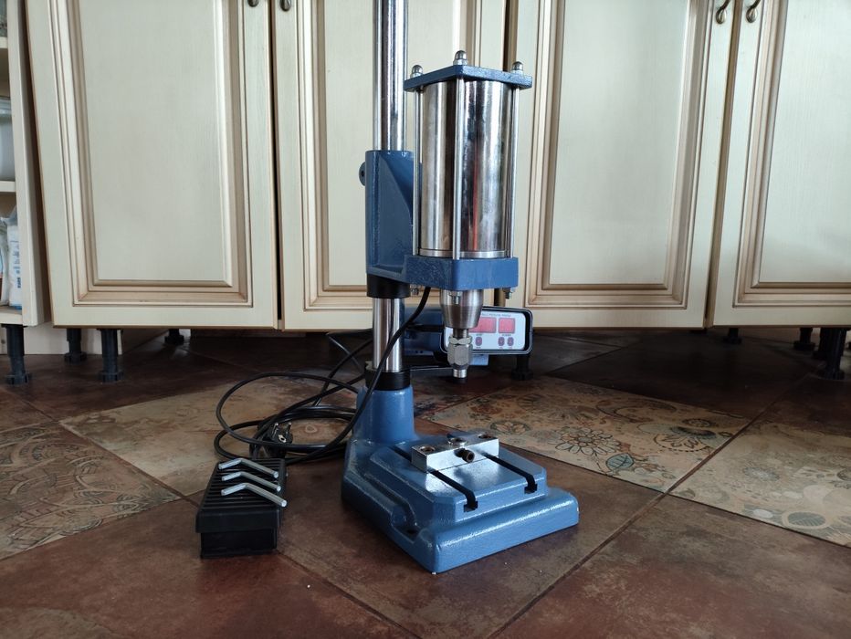 Прес закльопачник електричний