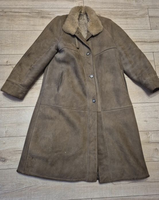 Klasyczny kożuch naturalny  shearling długi płaszcz zimowy.