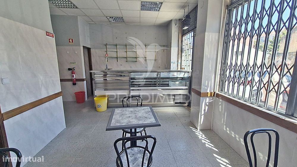 Loja em Benfica com 2 montras para venda