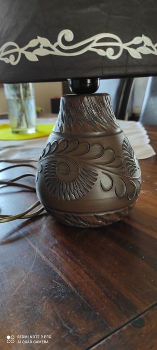 Lampka nocna rzeźbiona podstawą
