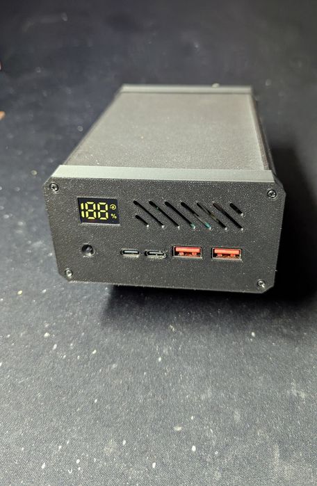 Повербанк на 50000 mAh (180w) його максимальна швидкість 100w