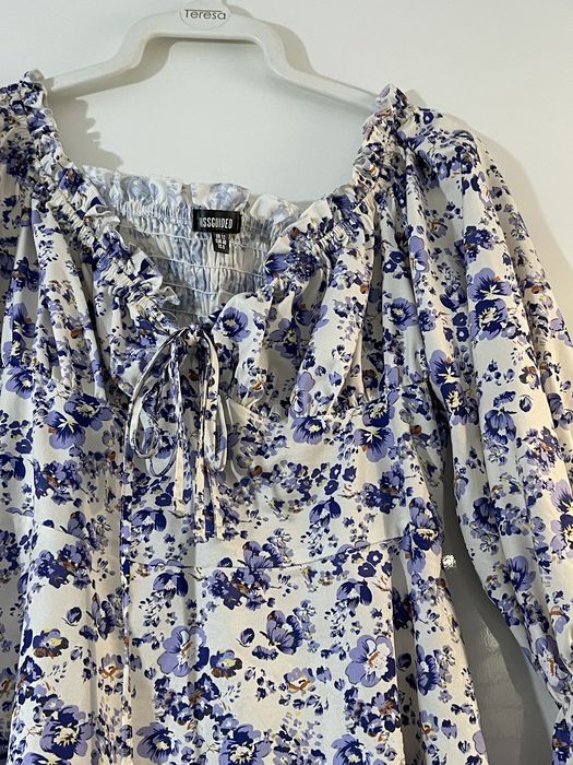 Biała sukienka w kwiaty