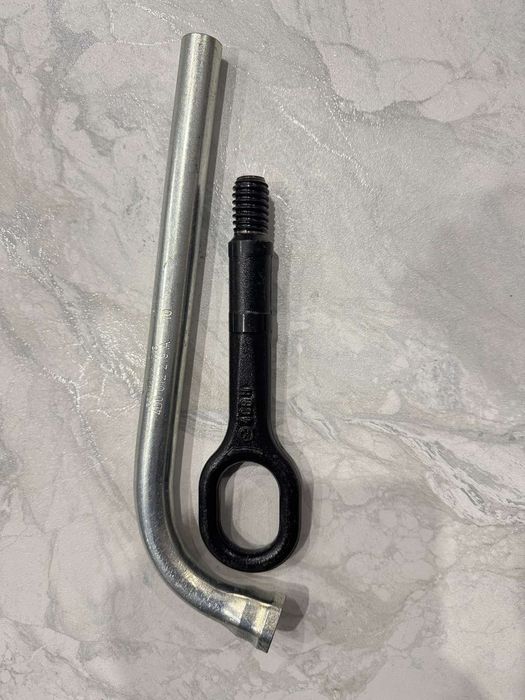 Новий оригінальний буксировочний крюк та ключ для коліс
