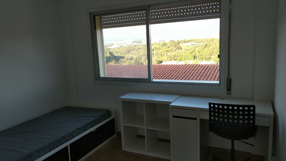 Arrendo quarto na Rua dos Covões, rua principal, a 9 min a pé da ESTeSC / ESEnfC, com transportes à porta e recibo de renda.