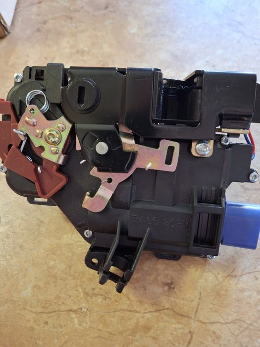 Замок задней правой двери