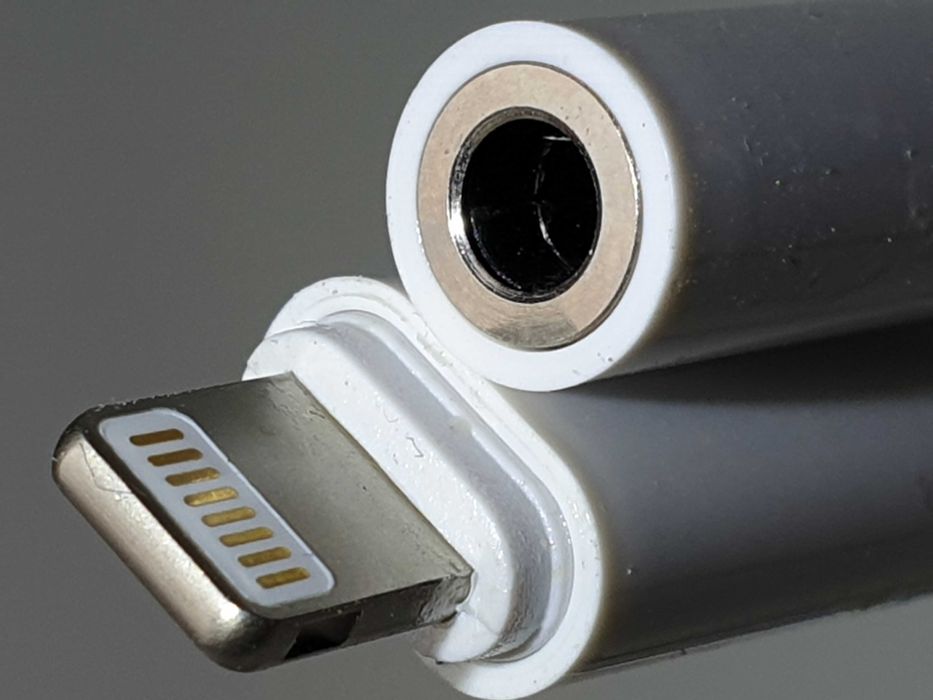 Адаптер   Apple iPhone AUX 3.5mm  to  Lightning