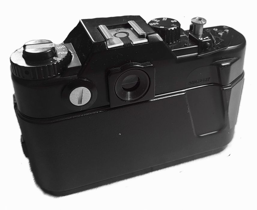 Lustrzanka Zenit 122 z obiektywem MC Helios-44M-6 58mm 1:2 z pokrowcem