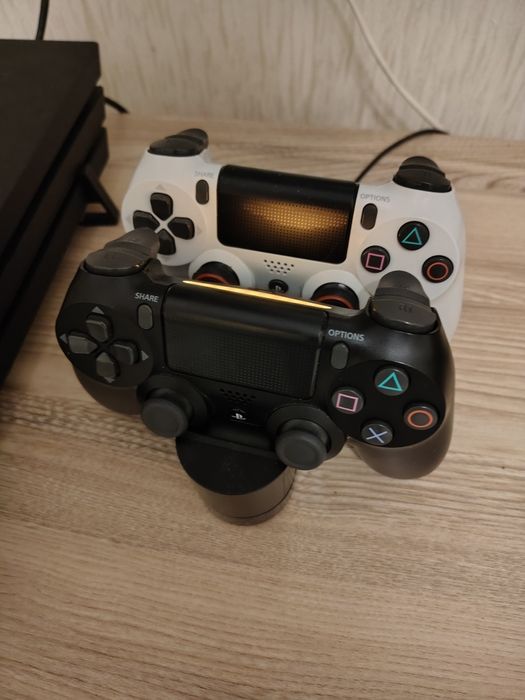 Playstation 4 pro 1tb б/у два геймпада