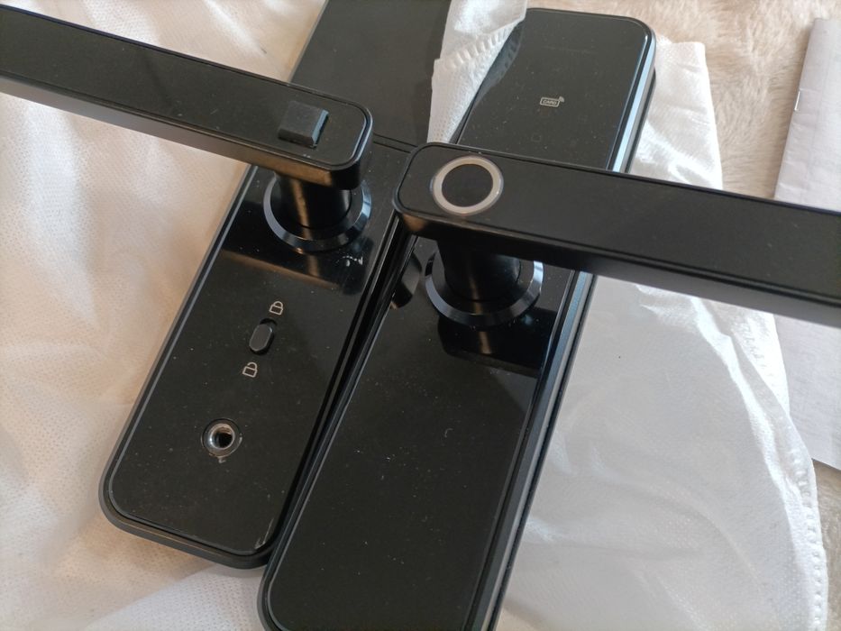 Fechadura inteligente com impressão digital, PIN ou cartão. Excelente.