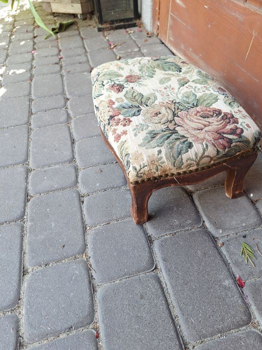 Stary podnóżek ,klęcznik w stylu Ludwikowskim