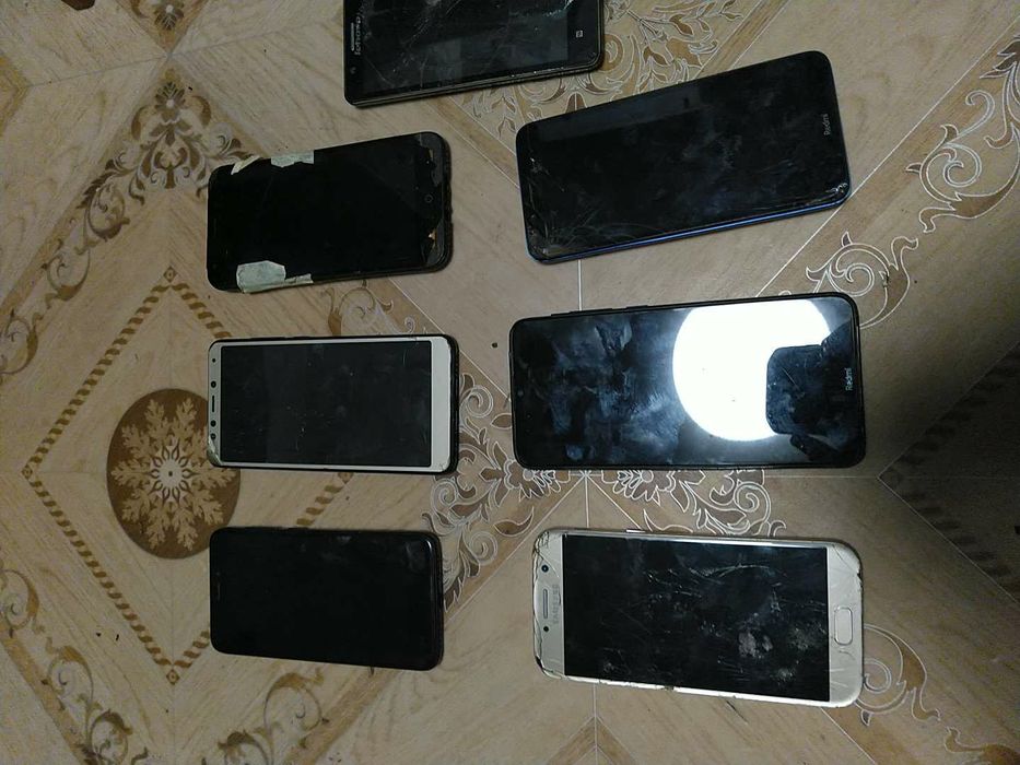 Лот телефонов на запчасти.