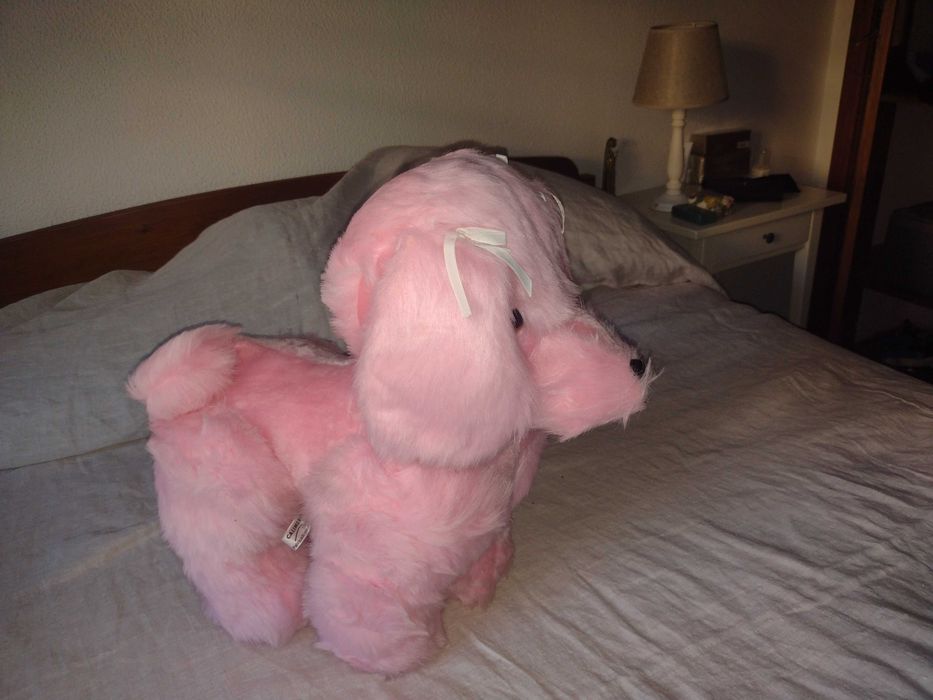 Cão de peluche cor de rosa