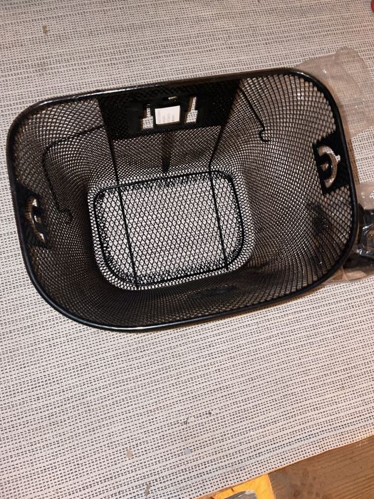 Koszyk czarny Rowerowy JET z rączką i mocowaniem 34 x 25 cm