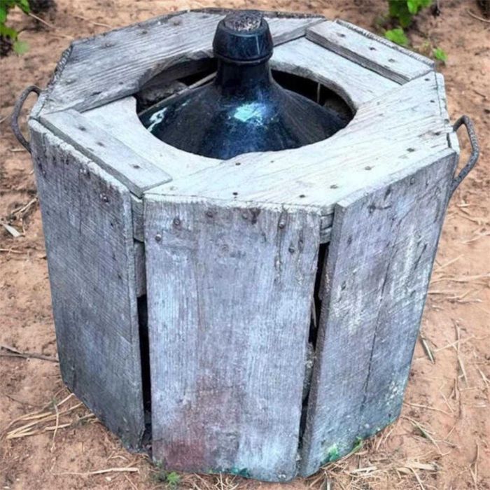 Garafões antigos de 40L, em grade de madeira (dois)