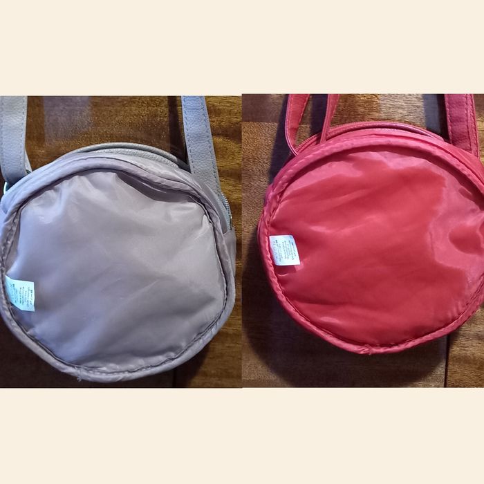 Маленька округла стьобана сумочка від Avon.