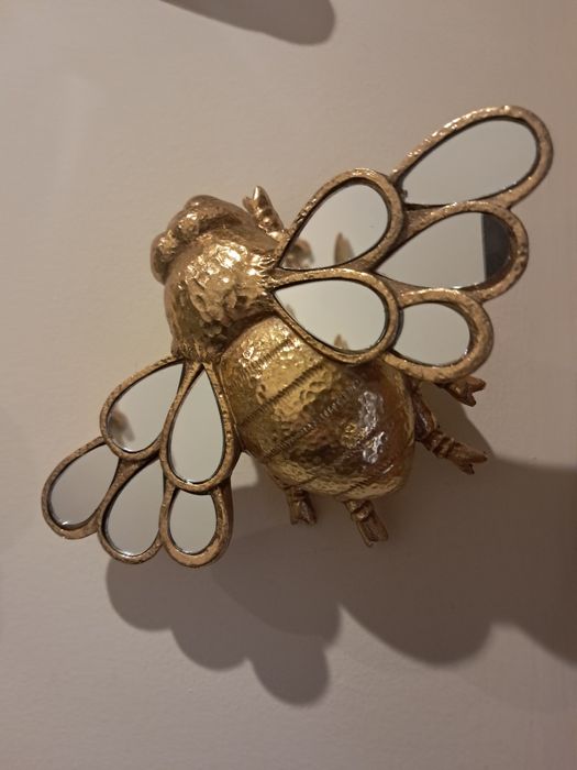 Várias peças em resina e vidro espelhados