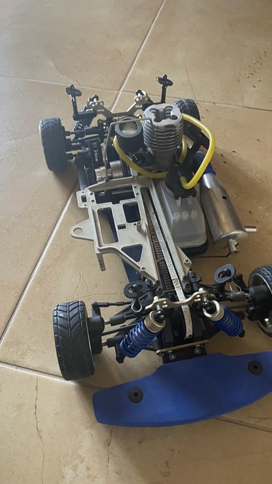 Carro telecomandado a gasolina