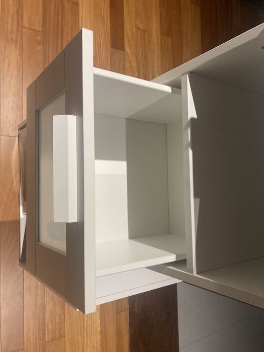 1 mesinha cabeceira Ikea Brimnes Branca