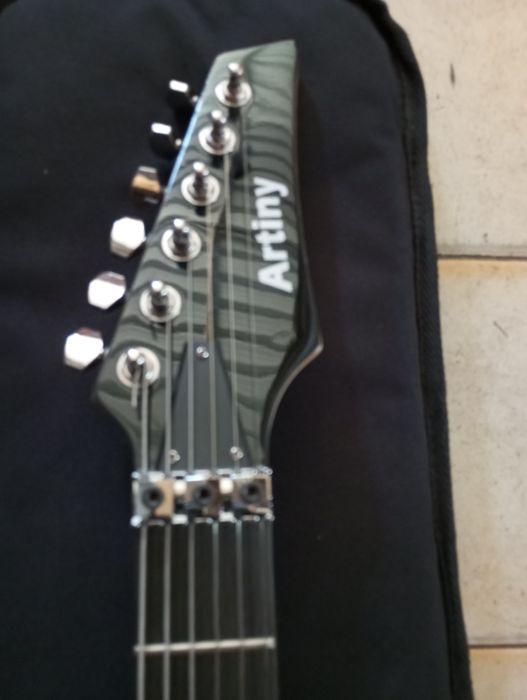 Guitarra elétrica com flyrose