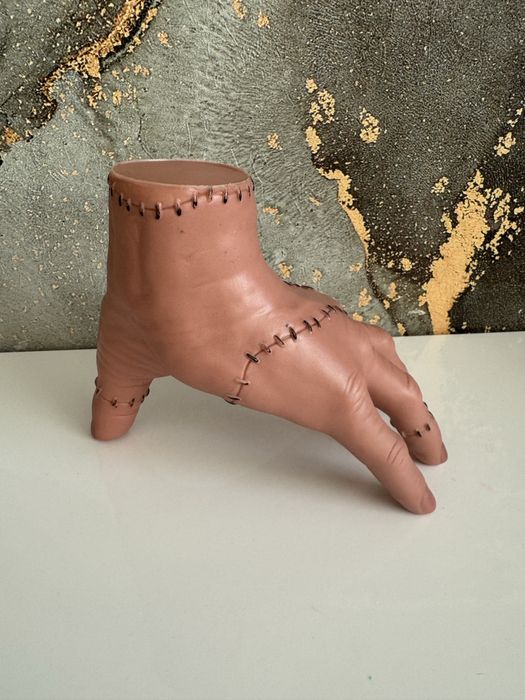 Рука Венсдей Венздей Річ