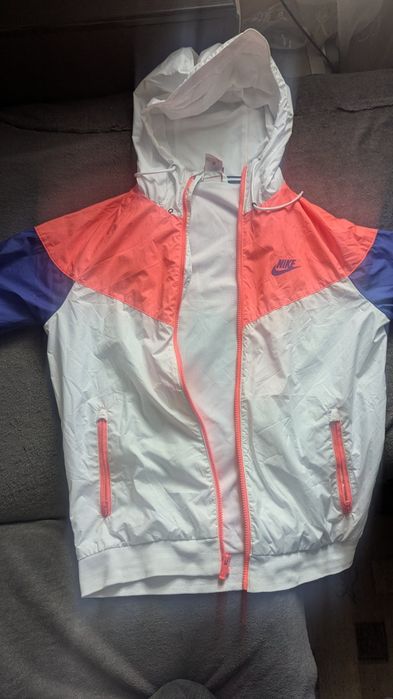 Продаю вітровку Nike в хоришому стані