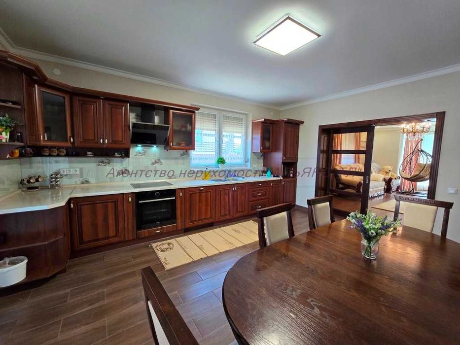 Будинок з ремонтом та меблями , вільний , 9 сот