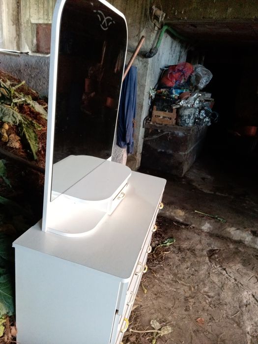 Conjunto mesas e comoda