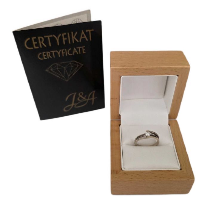 Złoty pierścionek z brylantem p585/2,69g/r13