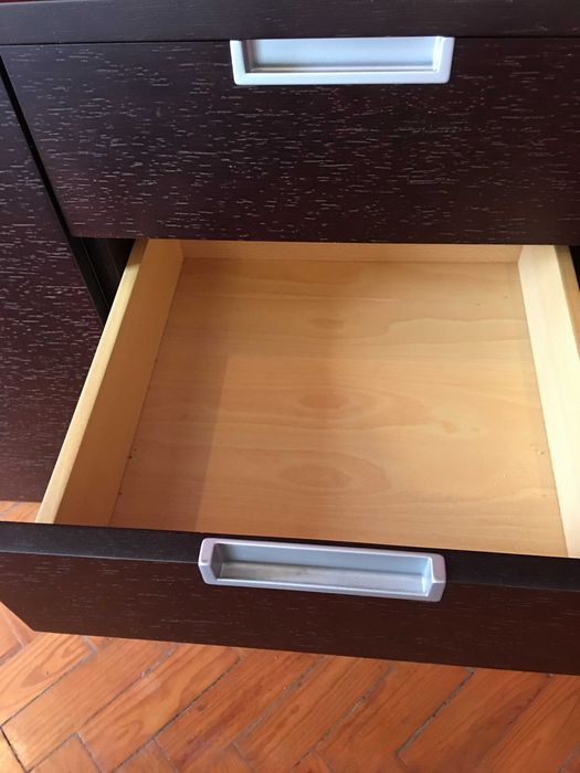 aparador madeira c/ prateleira fechada com vidro suspensa