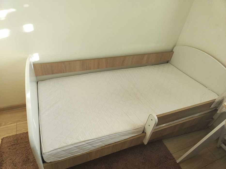 Łozko 160x90 ze stelażem, skrzynia, materacem, barierka ochronna