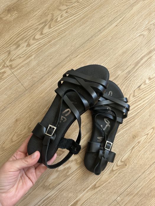 Шкіряні босоніжки на плоскій підошві