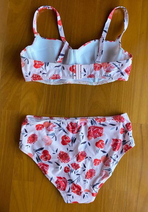 Bikini rosa e vermelho ás flores