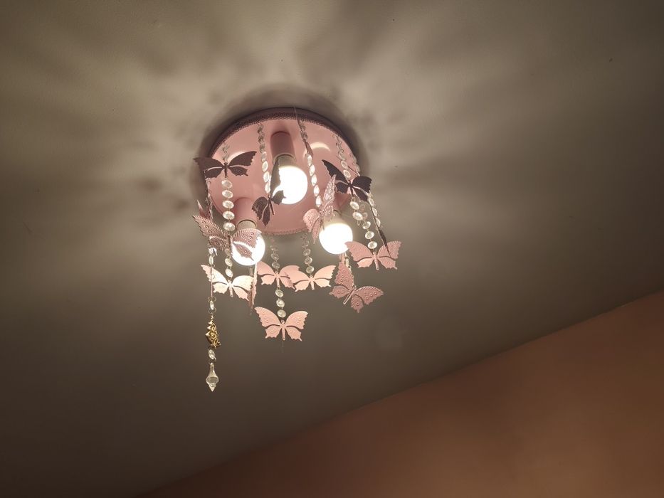 Metalowa lampa motyle do pokoju dziecięcego