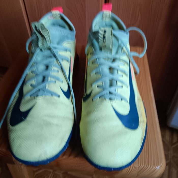 Młodzieżowe buty turfy Nike