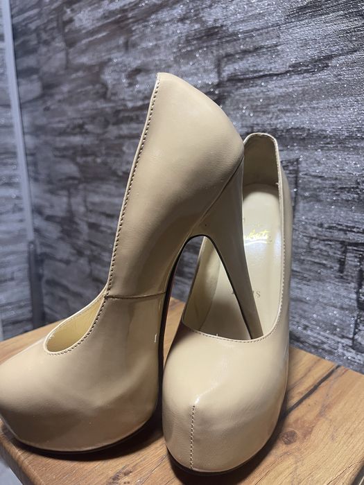 Туфлі Лабутени, на високих каблуках