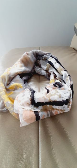 NOWA. Apaszka, chusta, szal