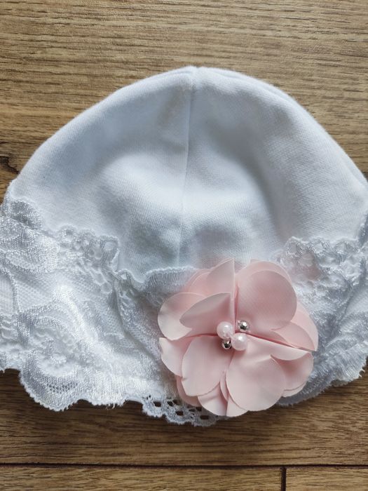 Biała czapeczka na chrzest rozmiar 36