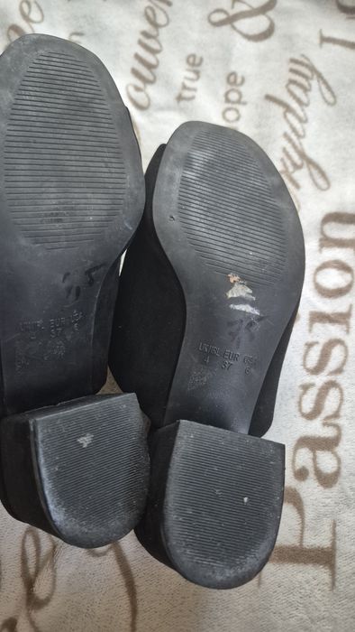 Czarne zamszowe damskie klapki na obcasie
