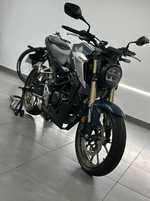 Vendo Honda CB125R Como Nova