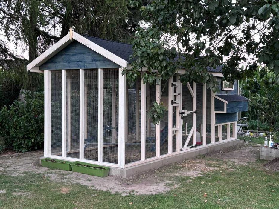 Kurnik dla kur z dużą woliera