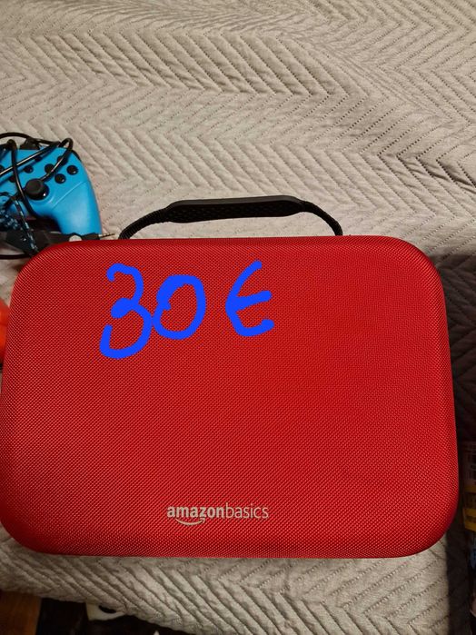 Vendo consola switch com jogos e mala de transporte.