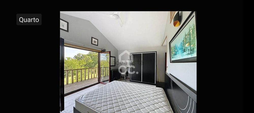 Cama em madeira maciça moderna e robusta