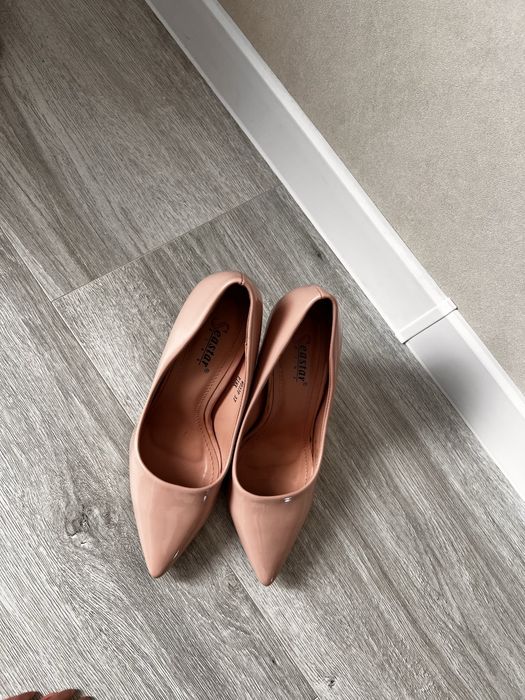 Бежеві лодочки.