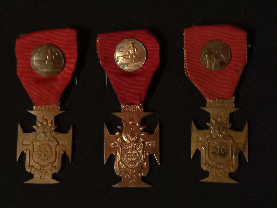 Estado Novo - Medalhas anos 60 com a inscrição "Pela Pátria" da FNAT