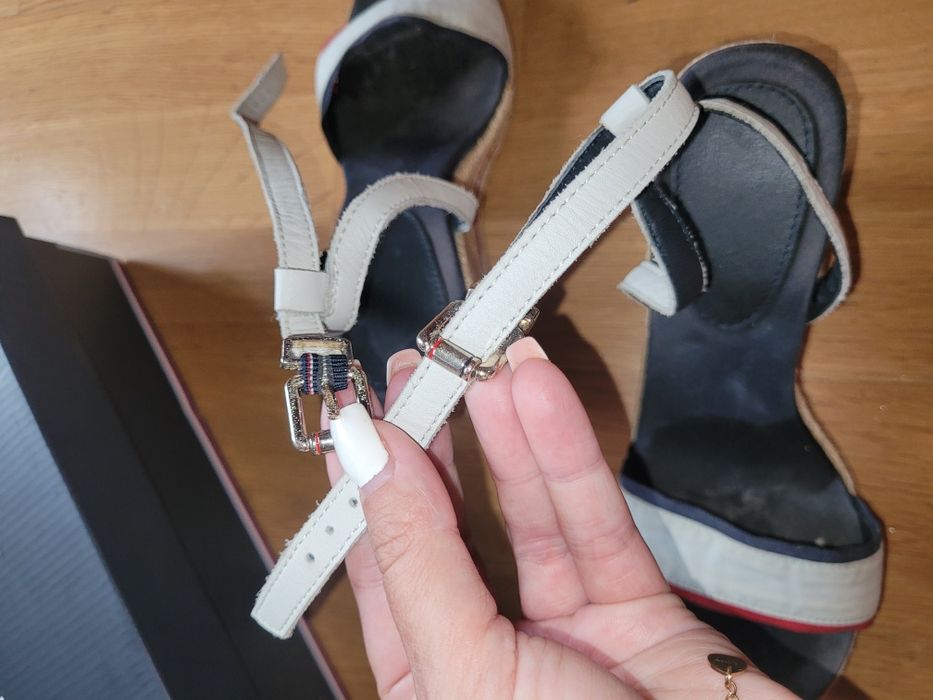 Tommy 37 sandały koturny