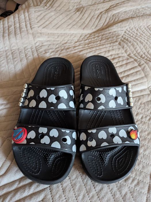 Klapki Crocs serduszka przypinki r.38