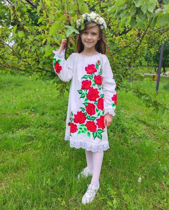 Вишивка для дівчинки ручної роботи