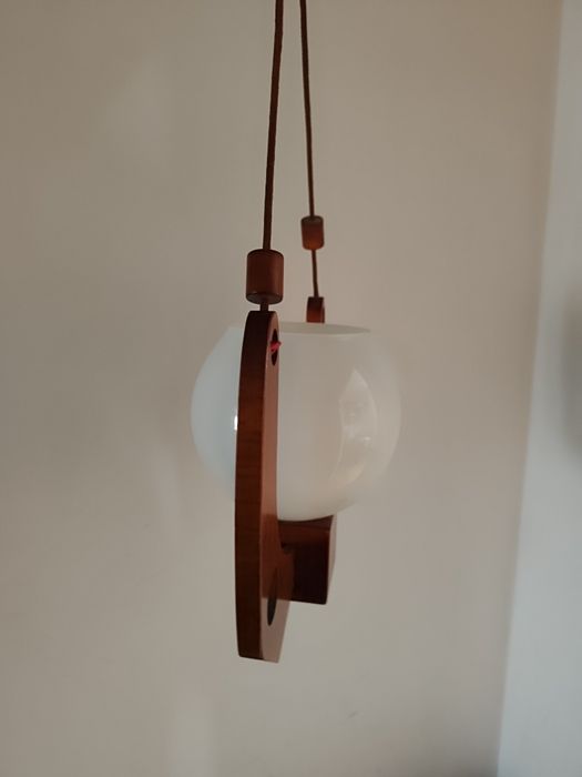 Stylowa lampa wisząca z czasów PRL-u z oryginalnym mlecznym kloszem